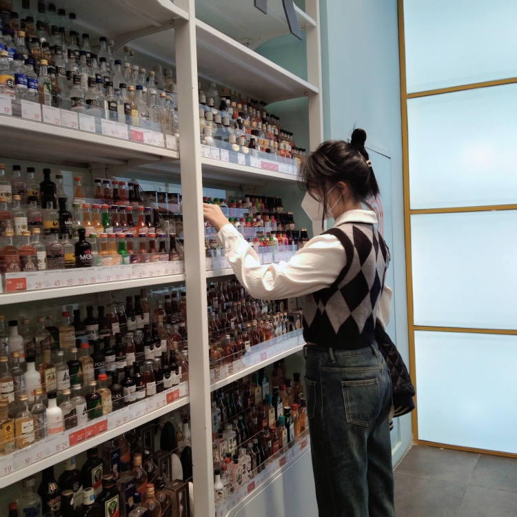 0-山东省·潍坊市·奎文区--会跳舞国标舞得过奖金，性格开朗活泼，和商家可以更好的协商，是个高个子女生会穿搭也会p图，喜欢拍照，皮肤不错