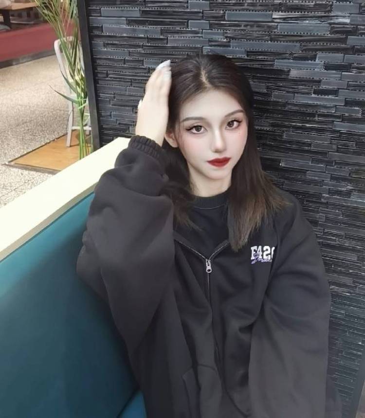 小瑗-山东省·济南市·历城区-抖音 微博-03年在校女大学生,身高165,体重90,会化妆,P图,各种风格都可以尝试~