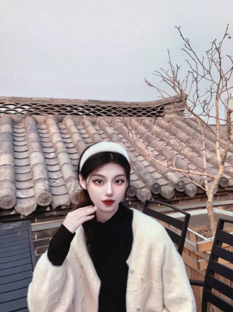 小瑗-山东省·济南市·历城区-抖音 微博-03年在校女大学生,身高165,体重90,会化妆,P图,各种风格都可以尝试~