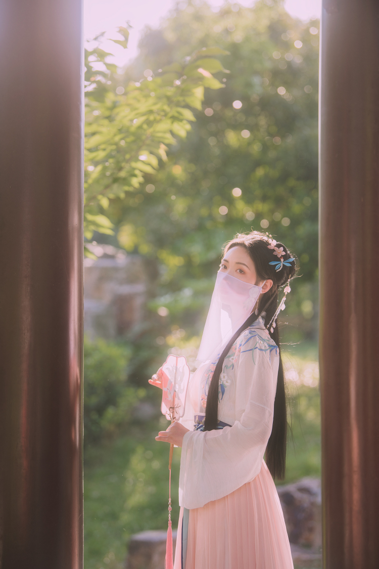 小仙女-湖北省·武汉市·江夏区-某红薯,抖音-本人化妆师兼模特,平时爱好拍照,接服装寄拍,买家秀,平面拍摄等,不接大尺度
