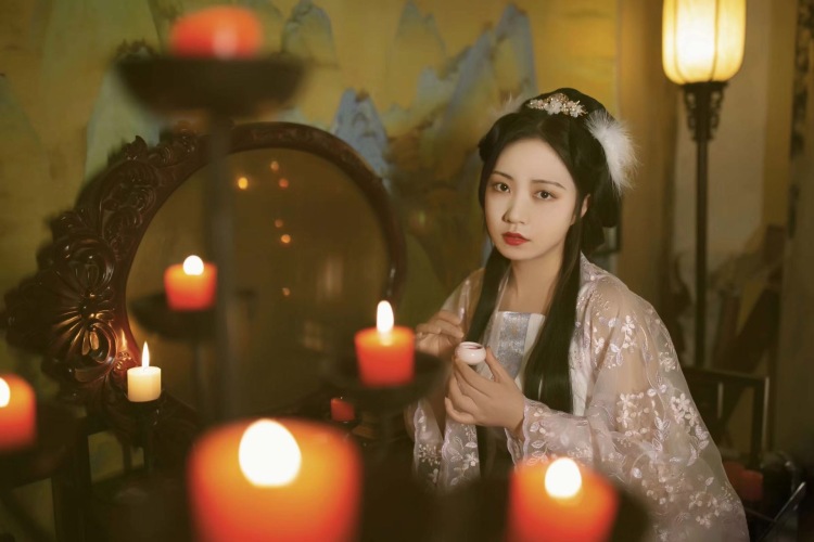 小仙女-湖北省·武汉市·江夏区-某红薯,抖音-本人化妆师兼模特,平时爱好拍照,接服装寄拍,买家秀,平面拍摄等,不接大尺度