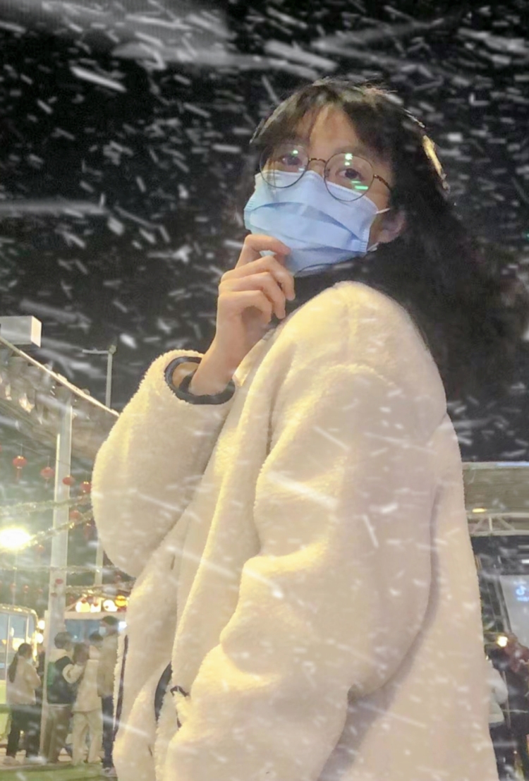 Hyyyy_yyy??-广东省·广州市·荔湾区--摄影拿过很多奖,画画学习了十年,吉他八级,有一定审美,有拍摄的专业设备,想做平面模特多赚一些生活费。