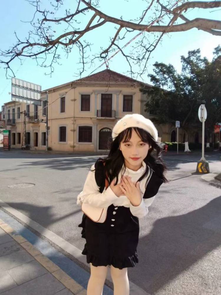 奈奈不高兴-云南省·红河哈尼族彝族自治州·蒙自市-快手-喜欢拍视频,拍照,脾气好,很好相处,可以驾驭各种风格,御姐、萝莉、汉服、Lolita、jk制服、潮牌高街等等、可自行化妆,妆造可自己解决,不拍私房。