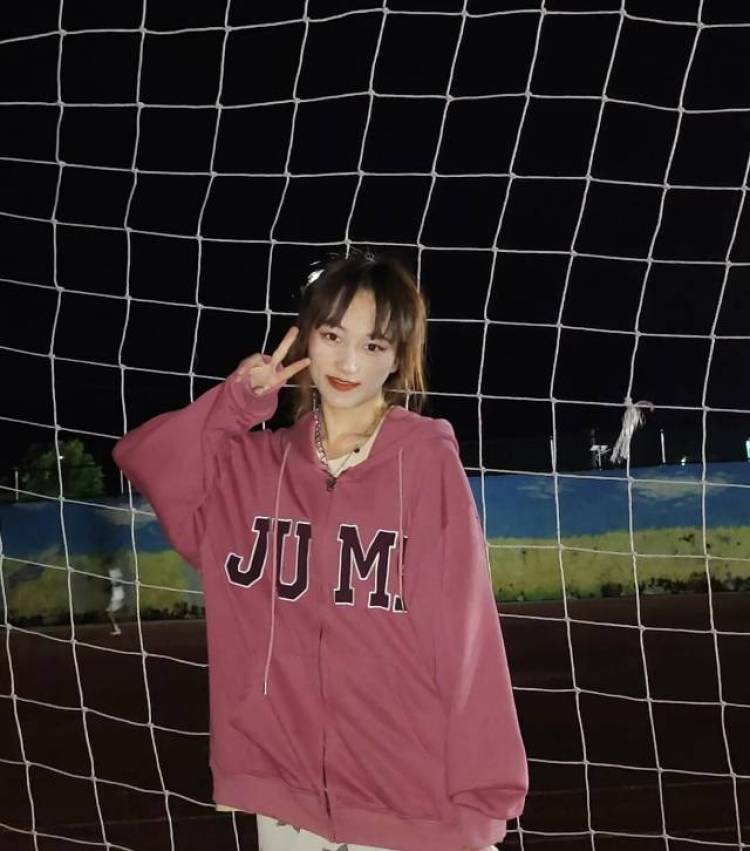 奈奈不高兴-云南省·红河哈尼族彝族自治州·蒙自市-快手-喜欢拍视频,拍照,脾气好,很好相处,可以驾驭各种风格,御姐、萝莉、汉服、Lolita、jk制服、潮牌高街等等、可自行化妆,妆造可自己解决,不拍私房。