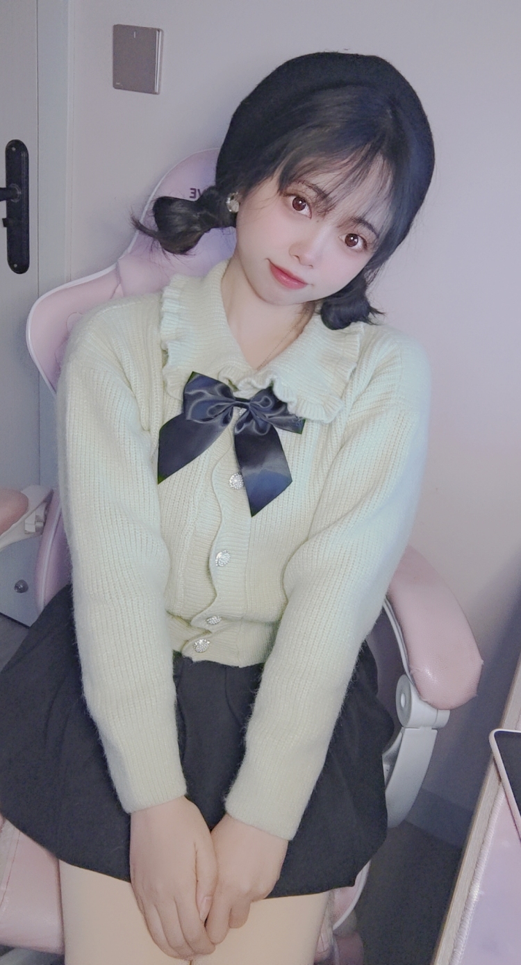 藤藤-四川省·广安市·广安区-快手，抖音，微信-承接买家秀，寄拍，直播或短视频带货，身高  161，体重51kg，腿型好，可接丝袜，光腿神器，首饰，美甲都OK