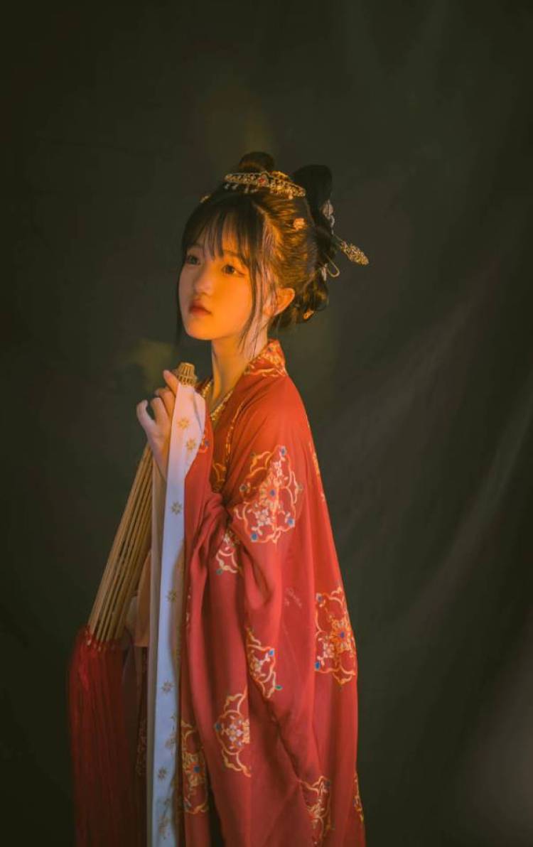 JINGC-贵州省·黔东南苗族侗族自治州·凯里市-抖音-155 85
接寄拍:服装、饰品、美瞳、美妆
出图快 质量高 不拖沓