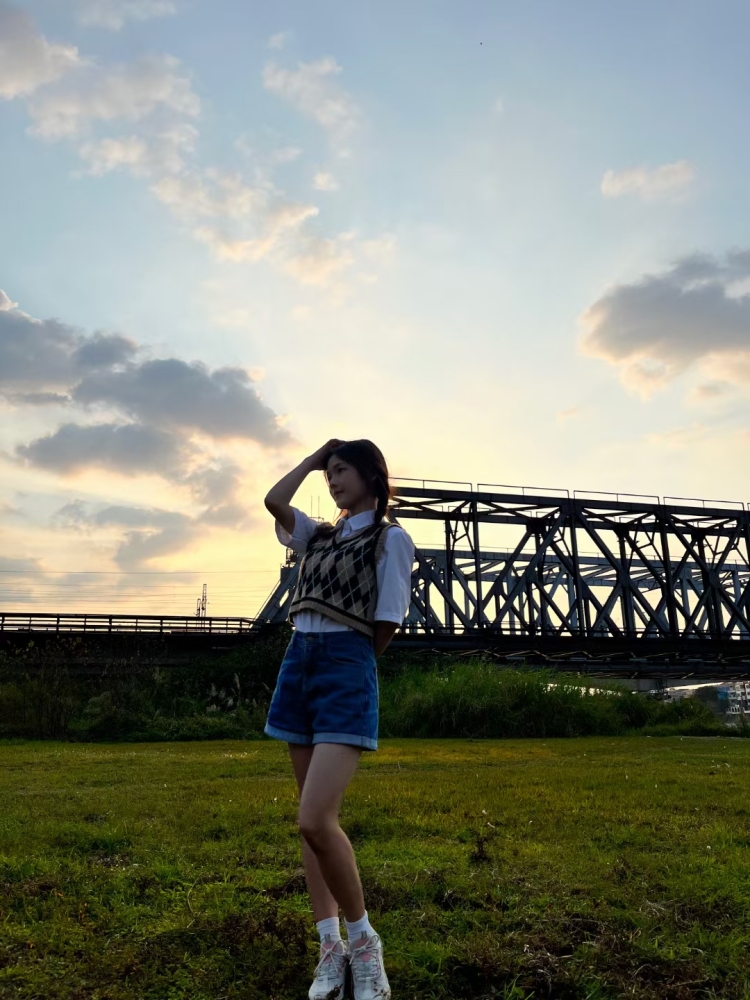 Dau-广东省·东莞市·东城街道-抖音，快手-21岁，身高158，体重82，
兴趣爱好及特长:唱歌，跳舞，弹吉他，钢琴
服务范围:买家秀，寄拍寄拍，视频开箱测评，商演，线下约拍
收费标准:可协商