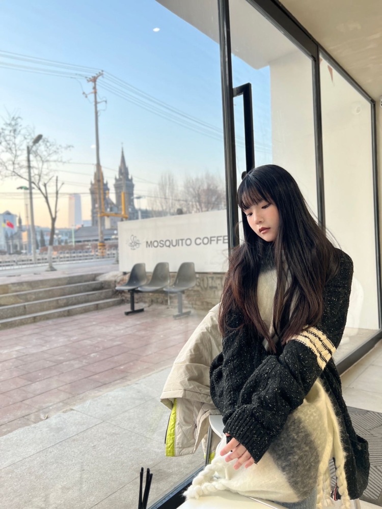 一颗小葡萄-辽宁省·沈阳市·铁西区-抖音-19岁美术设计专业在读 会运用ps,美图等APP 身高167体重92斤 接服饰 日常用品都等寄拍 有耐心 可以按照商家要求上交照片 诚信善于沟通