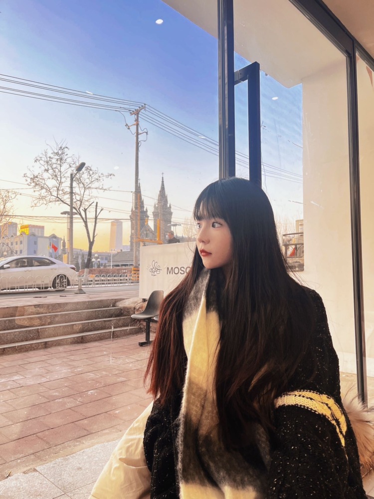 一颗小葡萄-辽宁省·沈阳市·铁西区-抖音-19岁美术设计专业在读 会运用ps,美图等APP 身高167体重92斤 接服饰 日常用品都等寄拍 有耐心 可以按照商家要求上交照片 诚信善于沟通