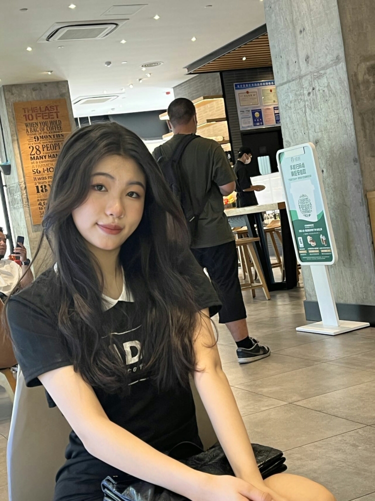 She.ni-湖南省·益阳市·赫山区-抖音,某红薯-本人舞蹈生,会唱歌,会跳舞,然后会拍照,会p图,会化妆,拍照技术自认为还可以,穿衣服也挺好看的