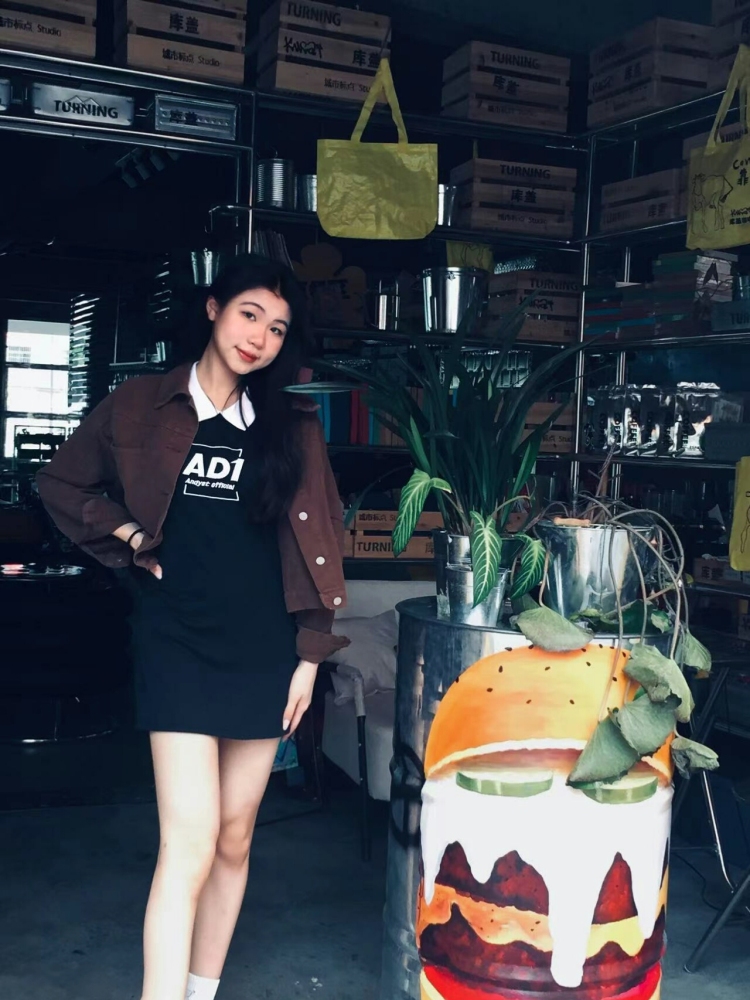 She.ni-湖南省·益阳市·赫山区-抖音,某红薯-本人舞蹈生,会唱歌,会跳舞,然后会拍照,会p图,会化妆,拍照技术自认为还可以,穿衣服也挺好看的