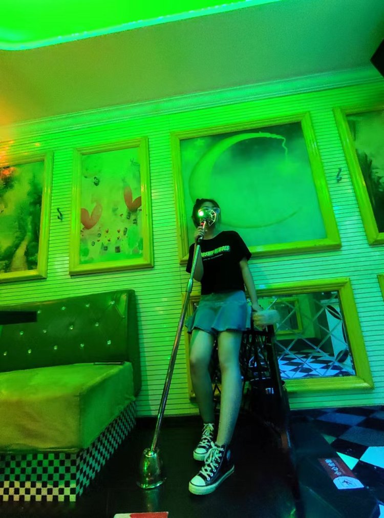 酒心甜栗.-陕西省·铜川市·王益区-微博 某红薯 抖音-女19岁,大学生,身高163cm 体重85斤 平时兴趣喜欢拍照p图,爱唱歌,人很开朗热情,可以提供买家秀,开箱测评,vlog制作,免费试用。梦想是逐渐进步成为一个优质买家秀模特,多做寄拍这样!
