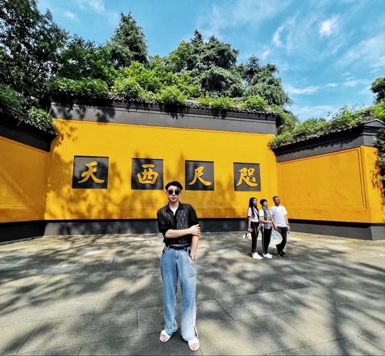 Wu-浙江省·绍兴市·越城区-抖音-178/70,5年武警,现在是拉丁舞老师,多种风格都可以尝试,做事认真