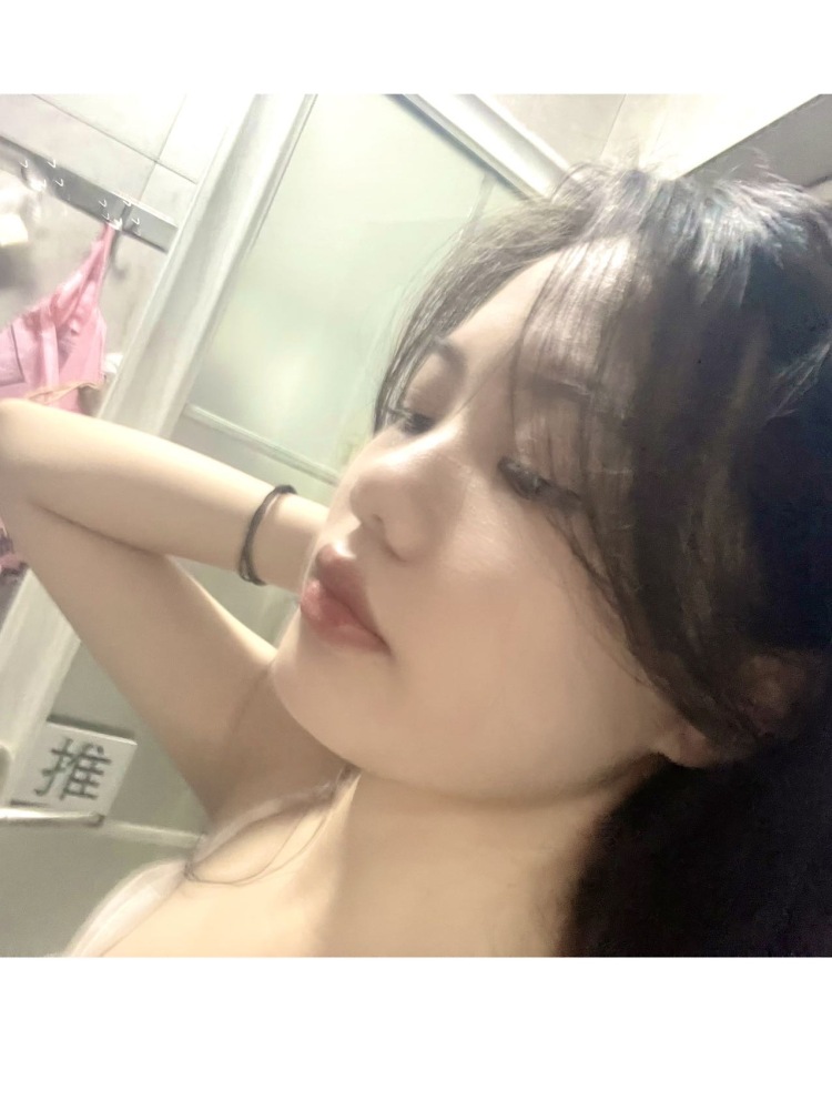 九千七-广西壮族自治区·南宁市·西乡塘区--大家好!我是菜菜喵
身高160体重82 喜欢拍照,目前求职寄拍模特,淘宝模特,模特,可长期合作,喜欢尝试各种风格,鞋子美瞳手饰头饰都可,会p图剪辑视频,可d我哦~
艺名:菜菜喵
身份:学生
年龄:1