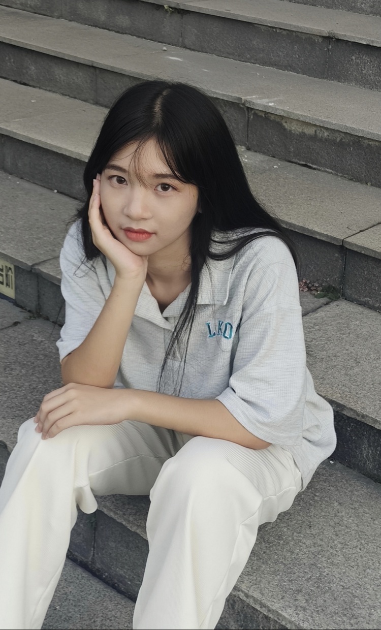 小漓子-广东省·佛山市·南海区--本人在网拍平台从事半年，长相偏日系，甜美清纯。身高163，体重92，接寄拍送拍。接受重拍，没有架子，希望商家可以看看我，谢谢！