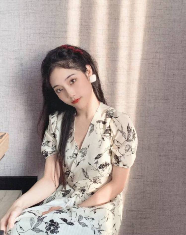 小芋圆-广西壮族自治区·南宁市·江南区--在校女大学生一枚  甜美风  可纯可御 可以尝试媒体运营  接寄拍（视频 照片都是）各种尝试学习