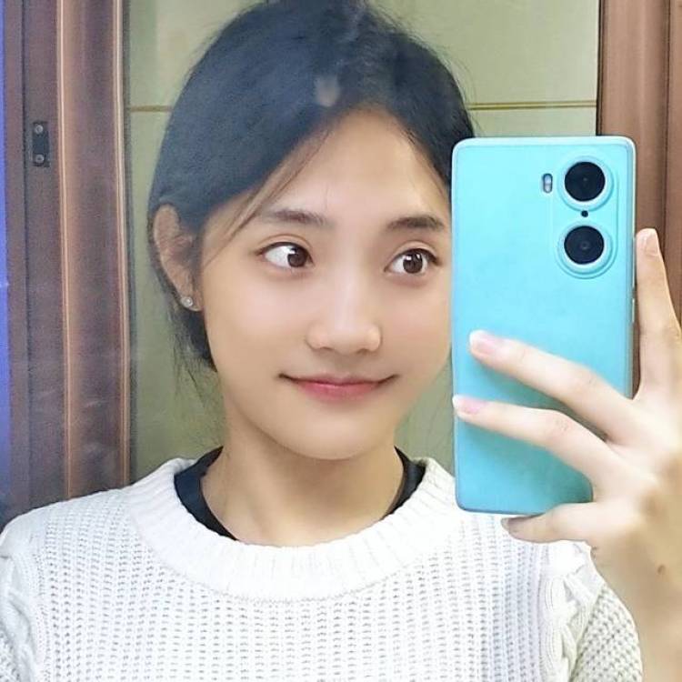 小芋圆-广西壮族自治区·南宁市·江南区--在校女大学生一枚  甜美风  可纯可御 可以尝试媒体运营  接寄拍（视频 照片都是）各种尝试学习