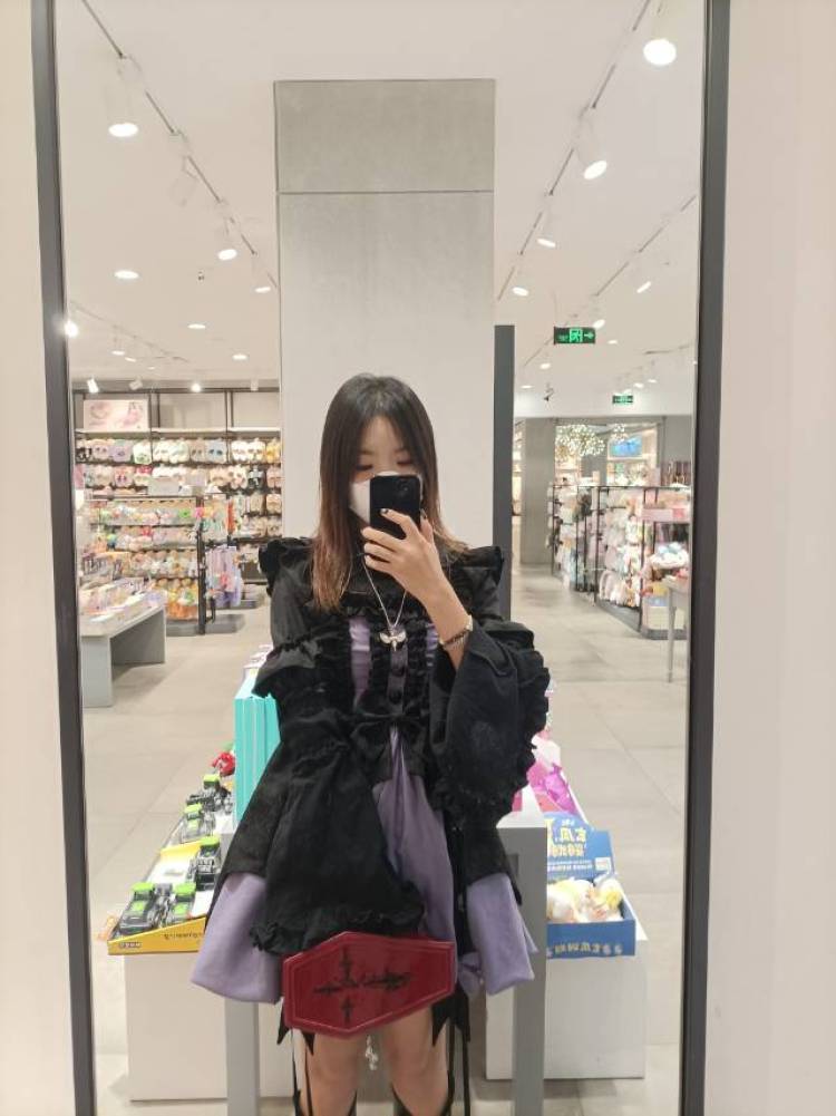 被憋死的玉米肠.-江苏省·徐州市·睢宁县-抖音-你好 我是一名素人 还在上学 平时想接一些小兼职 平时喜欢画画 打羽毛球和旅游 喜欢和穿一些好看到衣服和学习穿搭
