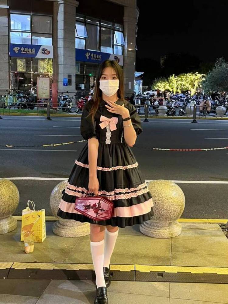 被憋死的玉米肠.-江苏省·徐州市·睢宁县-抖音-身高:167
体重100
接买家秀 寄拍服饰 会拍照 喜欢拍照 衣服风格都可(太漏不接)饰品 美甲 化妆品都行 喜欢裙子 Lolita