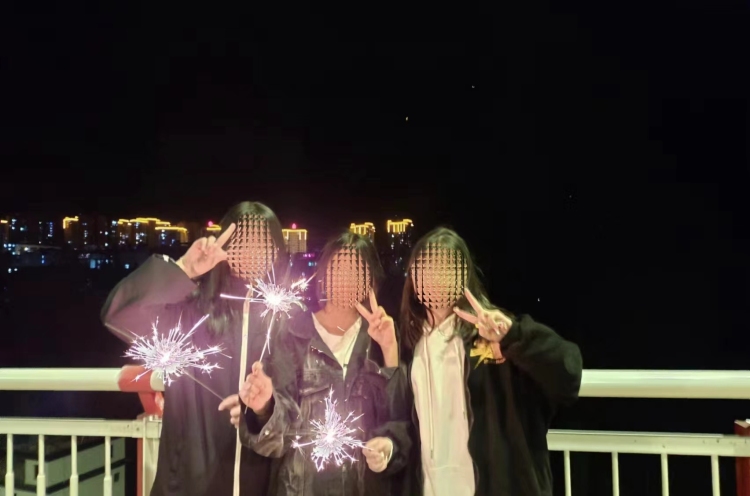 女主.-云南省·昆明市·东川区-快手-对镜照 和出去拍 可以带货 希望个位大大看看我 我啥都可以 钱少点没事