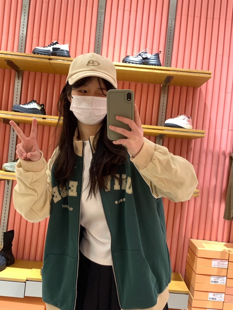 小瓜-浙江省·杭州市·钱塘区-梅菜婆婆-爱好就是超级喜欢拍照哦,目前是玛速主义线下店铺店员,每天都会拍一些店铺新款上身图