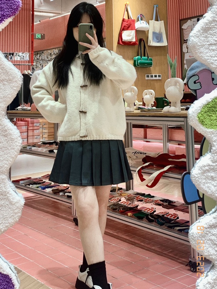 小瓜-浙江省·杭州市·钱塘区-梅菜婆婆-爱好就是超级喜欢拍照哦,目前是玛速主义线下店铺店员,每天都会拍一些店铺新款上身图