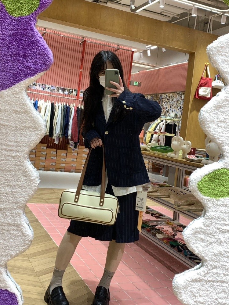 小瓜-浙江省·杭州市·钱塘区-梅菜婆婆-爱好就是超级喜欢拍照哦,目前是玛速主义线下店铺店员,每天都会拍一些店铺新款上身图
