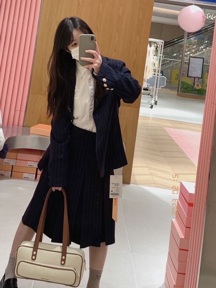 小瓜-浙江省·杭州市·钱塘区-梅菜婆婆-爱好就是超级喜欢拍照哦,目前是玛速主义线下店铺店员,每天都会拍一些店铺新款上身图