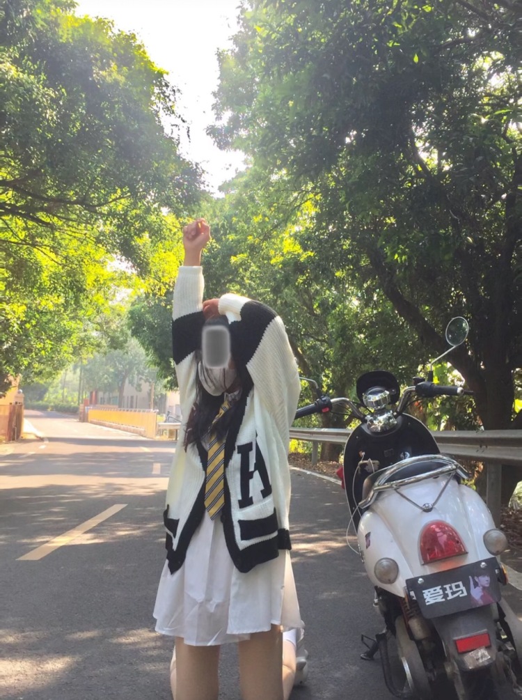 杨咩咩-广东省·湛江市·廉江市--身高160体重44kg。接寄拍送拍。什么风格都能驾驭。商家来联系我。在线秒回