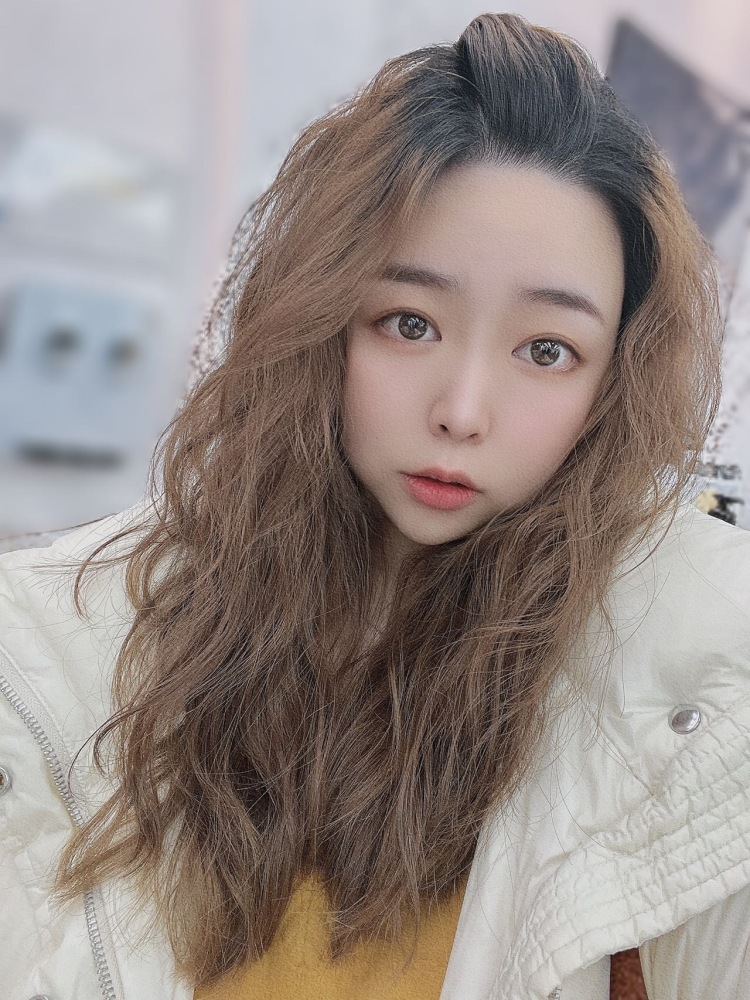 嘿脸儿-浙江省·宁波市·鄞州区-抖音 某红薯 微博-我比较适合自拍,所以可以接一些彩妆护肤,衣服等的拍摄,没有技巧,自己很爱给自己拍照p图,都可以操作一下。