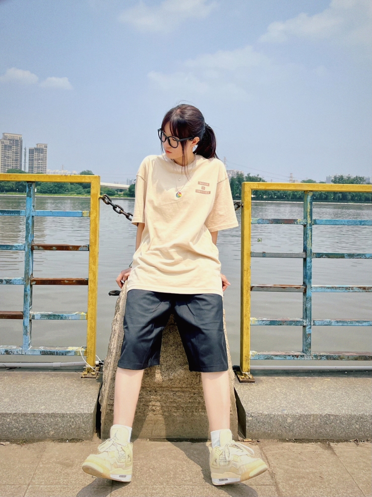 啊莹-广东省·佛山市·南海区--可做买家秀可发平台，网拍，风格百变
服装人服装魂，会p图会穿搭会拍照，高质量买家秀
长期可合作