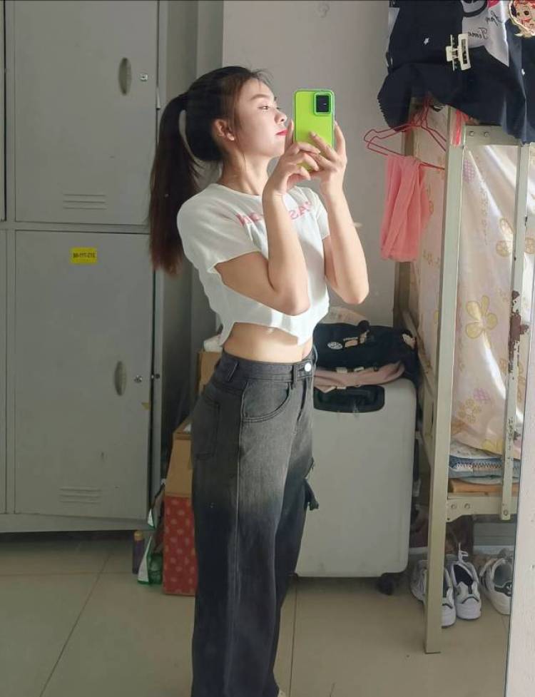 💋 浅笑💋 -云南省·保山市·施甸县--新人 可接寄拍衣服 裤子 裙子 鞋子 喜欢做
奶茶饮料等
身高155 体重90
