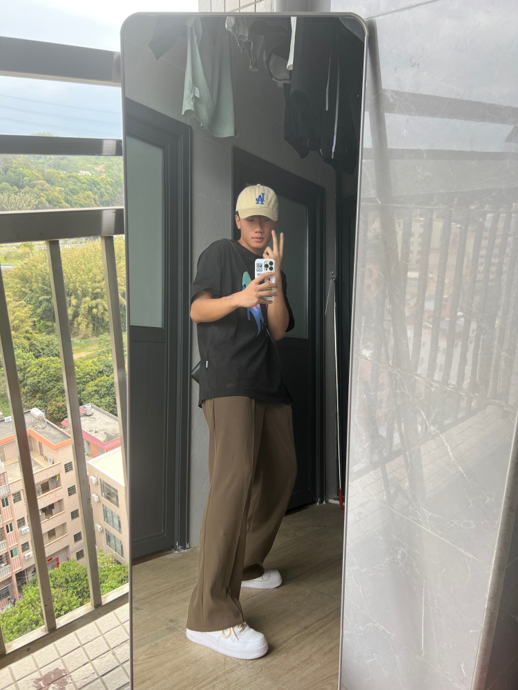 子钦-广东省·广州市·白云区--好看穿搭分享男大学生日常爱穿搭爱分享到个平台推广佣金可以低最近在我也是小白多多指教很听话拍照按要求