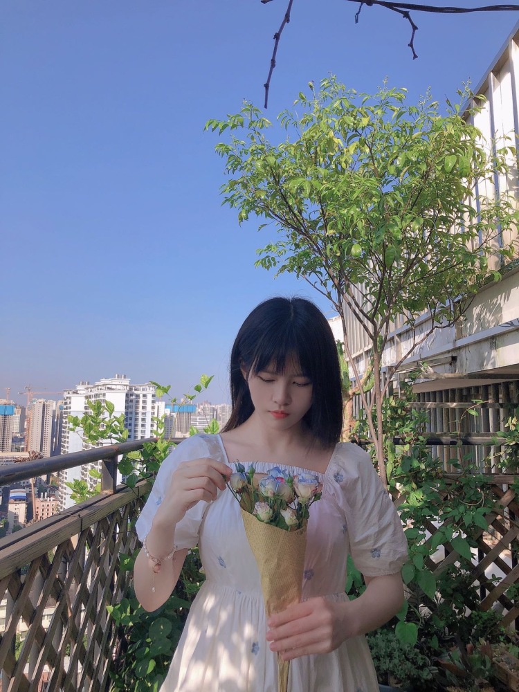云塔-广西壮族自治区·南宁市·青秀区--喜欢拍照和尝试穿搭,性格好,工作认真。大学生,时间充裕,倾向于买家秀,寄拍,种草带货等。很好沟通,可按照要求的风格进行p图和拍摄。
