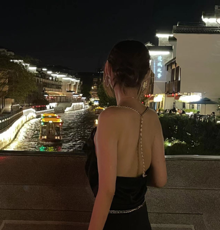 End.-江苏省·无锡市·滨湖区-某红薯/抖音-会化妆 喜欢拍照 会p图,风格不定,可多种尝试,162.98斤