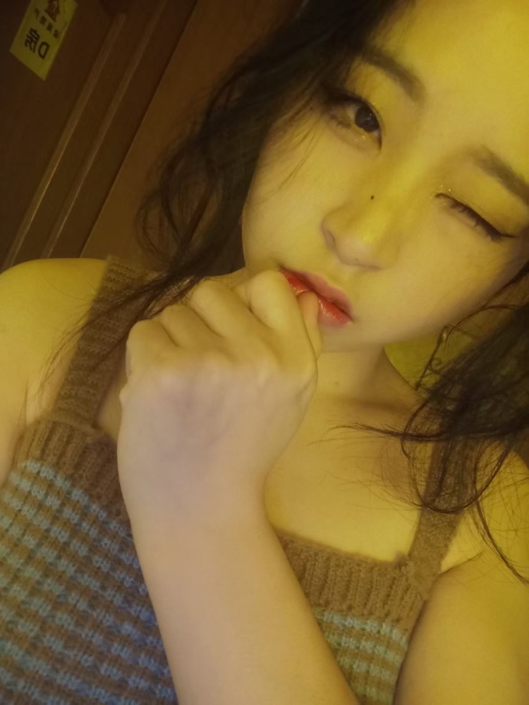 白衬衫つ-江苏省·南京市·江宁区-逛逛-我这个是原相机拍的 后期加了一个滤镜。没有p图 也不知道自己能接什么样的 商家可以看看合适我的 可衣服 头饰 鞋子 耳饰 母婴类都可 不敷衍