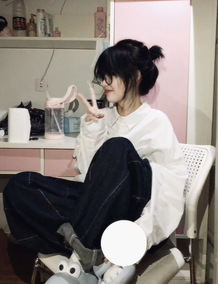 ¹⁸年夏-江苏省·连云港市·连云区-抖音微博快手-喜欢拍照,拍视频,喜欢画画总要把我好看的一面展现给你们时常想自己要是再漂亮一点所以就喜欢拍很多很多好看的照片