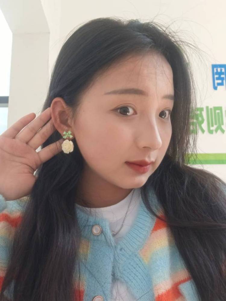 吃菠萝的啵啵-河南省·新乡市·长垣市--买家秀,也可尝试种草带货,喜欢学习,喜欢不断尝试学习新的东西,在校大学生一枚,想赚点零花钱的同时可以增长知识