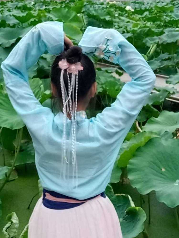 苝酥-湖北省·十堰市·郧西县--喜欢拍照,校园推广,梦想是当模特或带货主播,现在粉丝500多了,现在想干代拍