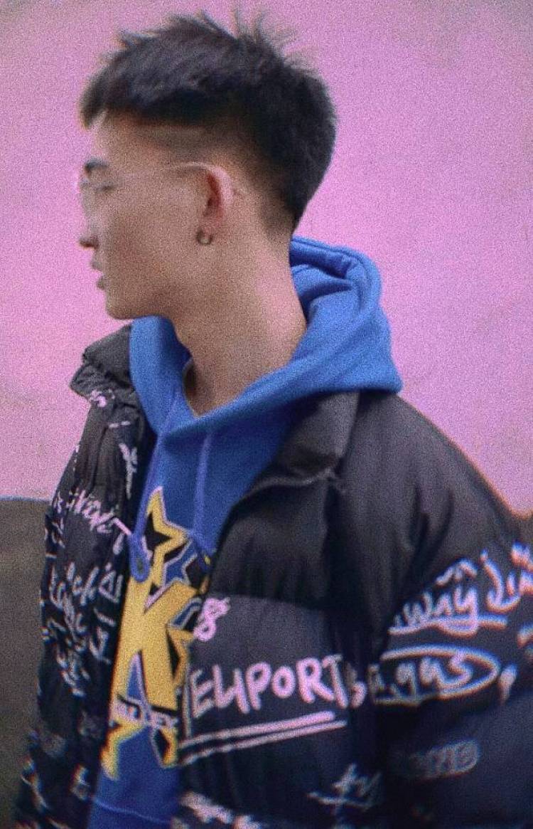 N-H💍-陕西省·汉中市·南郑区-快手-学生,18岁,182cm,62kg,会穿搭,身材可以,出图快,有拍照工具