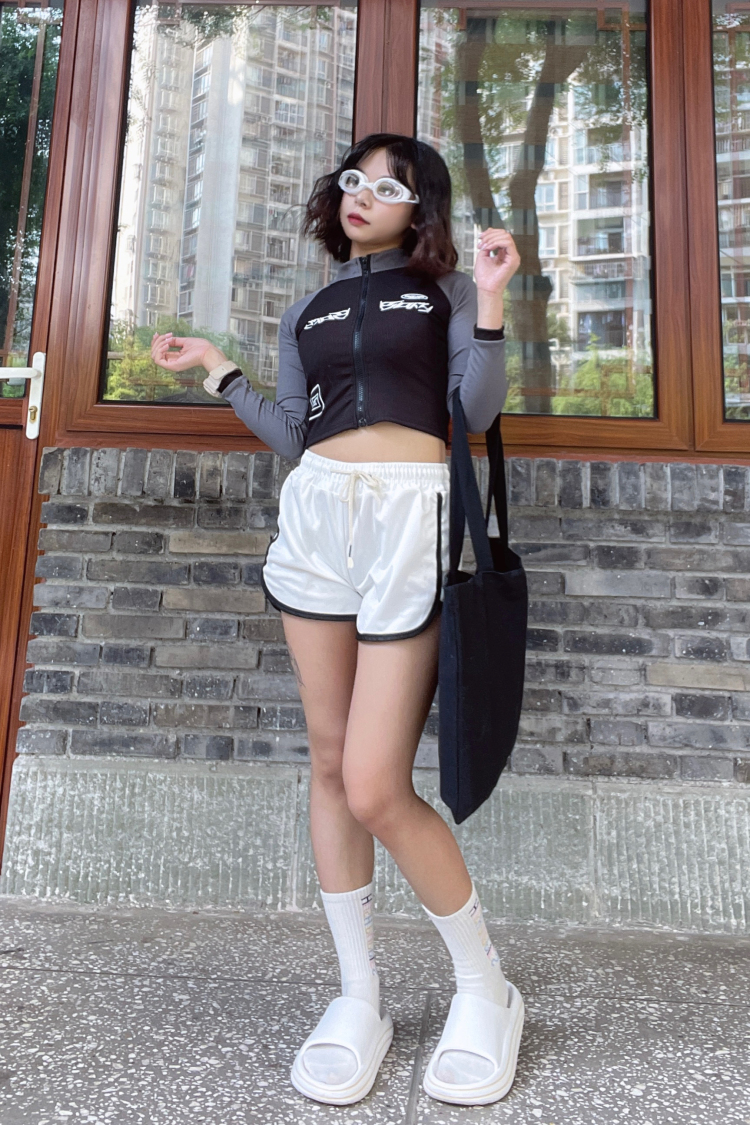 卡坦精-重庆市·重庆市·沙坪坝区-某红薯，抖音-160
43kg
出图快
各种风格都可以
（甜美风，街头风…）
不满意可以重拍
性格好 好沟通