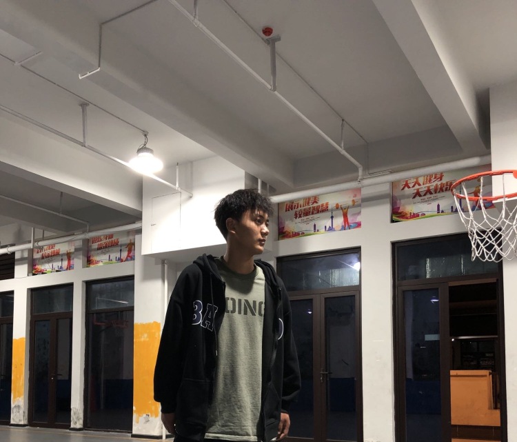 康-四川省·成都市·双流区-快手-老板你好：                                                          我是一名在校的体育生特长是打篮球接送拍寄拍（身高181体重154）
年龄：