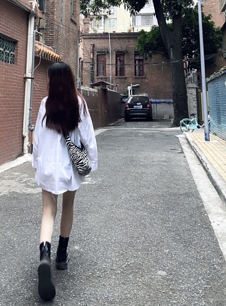 不跟你玩了嘛-广东省·广州市·白云区--身高161体重42kg
热爱拍照 会自己化妆拍照会修图
有个人风格和审美 也喜欢尝试不同的风格