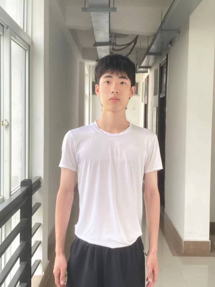 李伟龙-江苏省·苏州市·相城区-抖音,B站-买家秀,模特兼职。183,60kg,43-44码,大二在读,形象气质佳。会穿搭,愿接服装,配饰,鞋包的网拍。