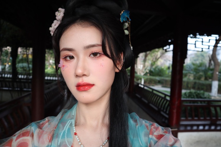 🌻빛나-广东省·广州市·天河区-抖音/某红薯/B站/微博-属于较上镜的类型,身高170/体重56kg,上半身偏瘦,锁骨和脸型很骨干,风格多变
喜欢各种穿搭、发饰、耳饰、项链、帽子等等
个人有相机,喜欢摄影记录美好生活,会修图会拍照,喜欢唱歌跳舞,性格活泼开朗