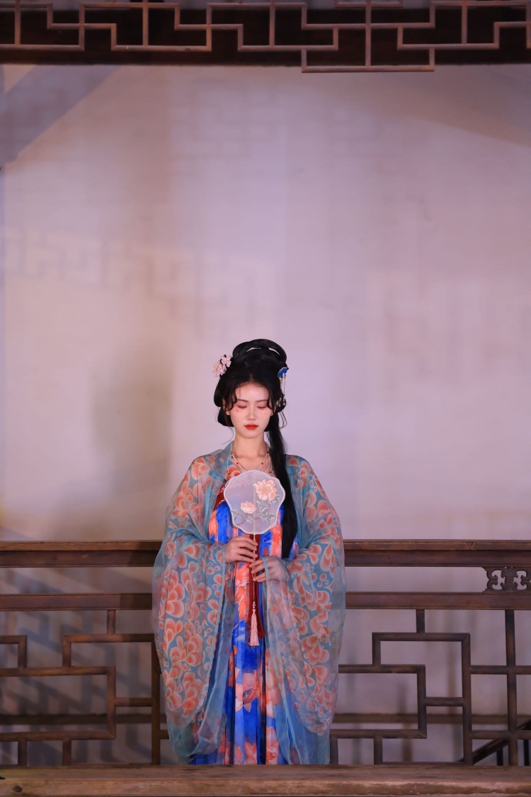 🌻빛나-广东省·广州市·天河区-抖音/某红薯/B站/微博-属于较上镜的类型,身高170/体重56kg,上半身偏瘦,锁骨和脸型很骨干,风格多变
喜欢各种穿搭、发饰、耳饰、项链、帽子等等
个人有相机,喜欢摄影记录美好生活,会修图会拍照,喜欢唱歌跳舞,性格活泼开朗