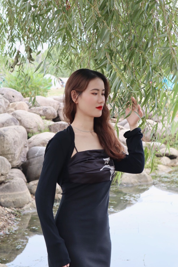 🌻빛나-广东省·广州市·天河区-抖音/某红薯/B站/微博-属于较上镜的类型,身高170/体重56kg,上半身偏瘦,锁骨和脸型很骨干,风格多变
喜欢各种穿搭、发饰、耳饰、项链、帽子等等
个人有相机,喜欢摄影记录美好生活,会修图会拍照,喜欢唱歌跳舞,性格活泼开朗