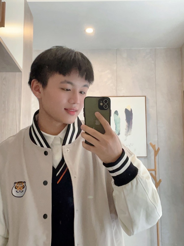 追梦少年-湖南省·株洲市·天元区--爱好拍照📷会修图片接赠拍哦块来私信我吧!只接赠拍,我接男装的衣服拍摄🎬谢谢🙏或者男女同款或者情侣装都可以拍哦体重60身高168