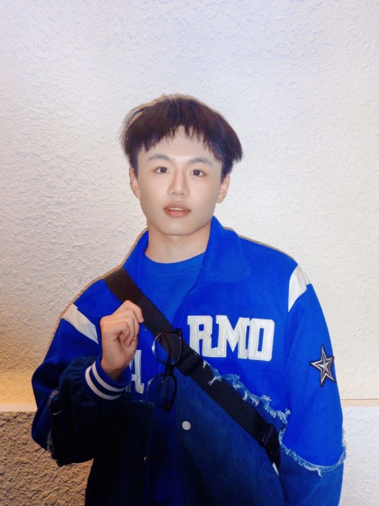 追梦少年-湖南省·株洲市·天元区--爱好拍照📷会修图片接赠拍哦块来私信我吧！只接赠拍，我接男装的衣服拍摄🎬谢谢🙏或者男女同款或者情侣装都可以拍哦体重60身高168