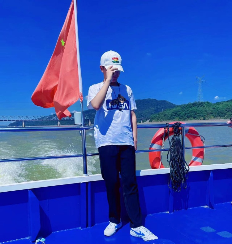 追梦少年-湖南省·株洲市·天元区--爱好拍照📷会修图片接赠拍哦块来私信我吧！只接赠拍，我接男装的衣服拍摄🎬谢谢🙏或者男女同款或者情侣装都可以拍哦体重60身高168